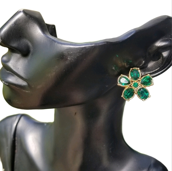 SWAROVSKI SAVVY COLLECTION GOLDTONE & EMERALD GREEN CRYSTAL FLOWER EARRINGS - Picture 2 of 7